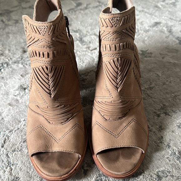 Vince Camuto sandals 8.5 - Picture 3 of 5